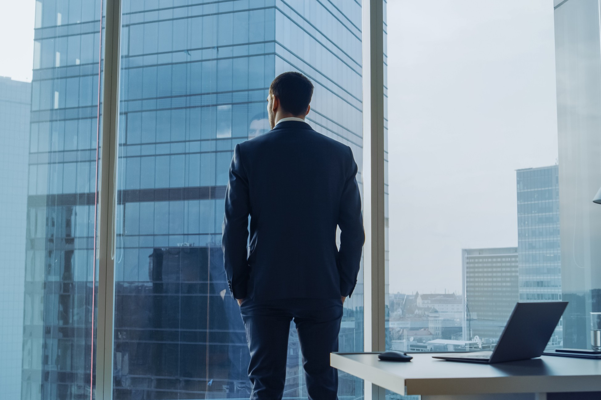 Ejecutivo en oficina corporativa